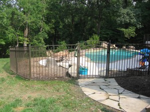 4 Reasons to Install an Aluminum Fence Around Your Pool