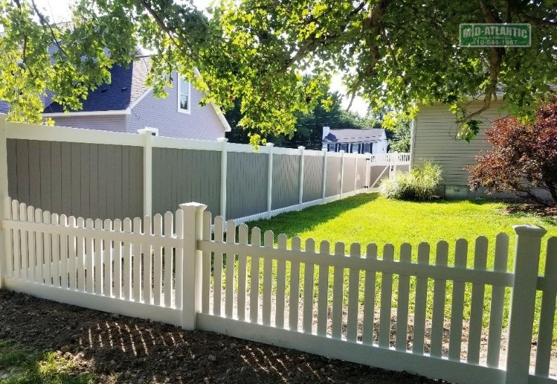 Yes you can mix and match colors. This is our Mt Vernon picket 2 style in 8’ long sections with our Chesterfield vinyl privacy fence with white frame and gray vertical slats. Arnold Maryland.