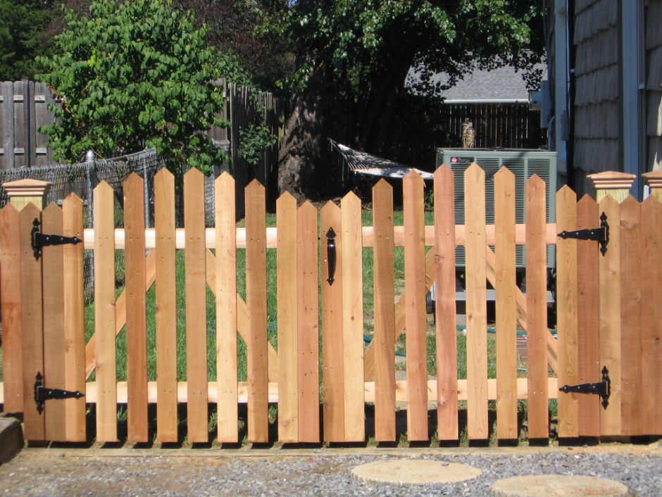 The drive way gate is the access needed for this customer to get larger objects in the back yard. Our Pyramid pointed cedar arched top picket style gate did the trick.