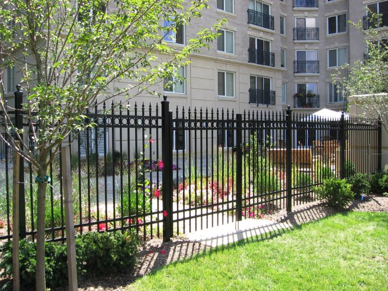 This commercial property in Bethesda Maryland was looking for something old school. The addition of finials and rings was a great choice for this aluminum fence.