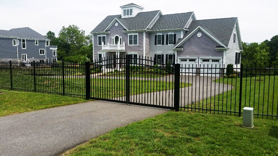 3-rail with pressed points in black located in Davidsonville Maryland. The continuous arched top gate makes a great accent.