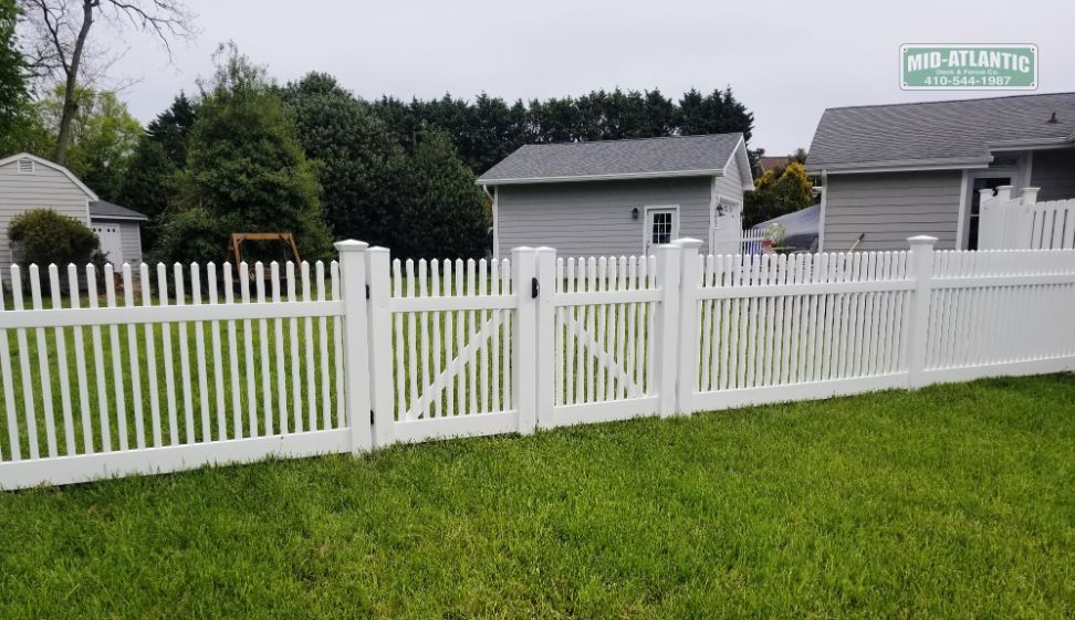 Same version of our Annapolitan white vinyl picket fence only this one is in Stevensville Maryland.