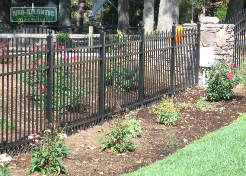 Staggard pointed picket is just another option we offer. This one was in bronze color.